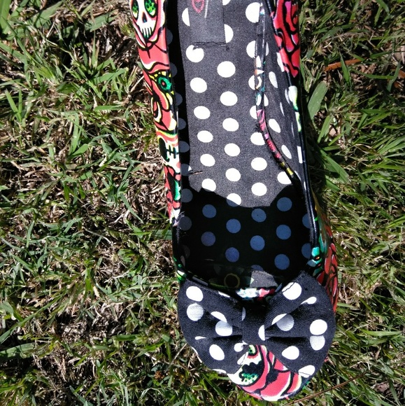 Shoes - Picture 2 of 2